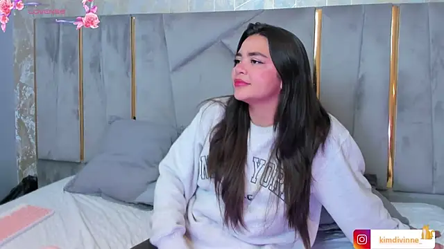 KimDevinne online show from 17, 10, 2025