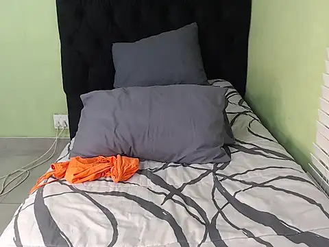 ThickPearlx23 online show from 6, 11, 2025