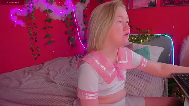 Snapshot of Sara_Robinson chatting on 9, 3, 2026 Sara Robinson online show from 9, 3, 2026