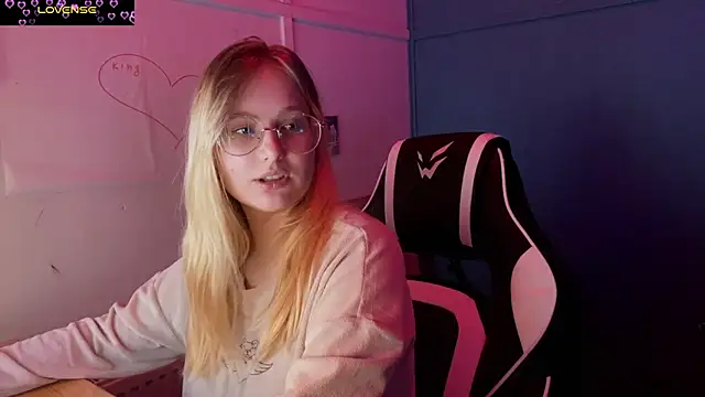 Snapshot of JacyWinslat chatting on 8, 3, 2025 JacyWinslat online show from 8, 3, 2025