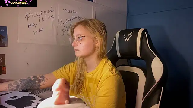 Snapshot of JacyWinslat chatting on 4, 3, 2025 JacyWinslat online show from 4, 3, 2025