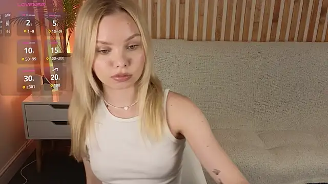 Snapshot of LinaWynn chatting on 6, 2, 2025 LinaWynn online show from 6, 2, 2025