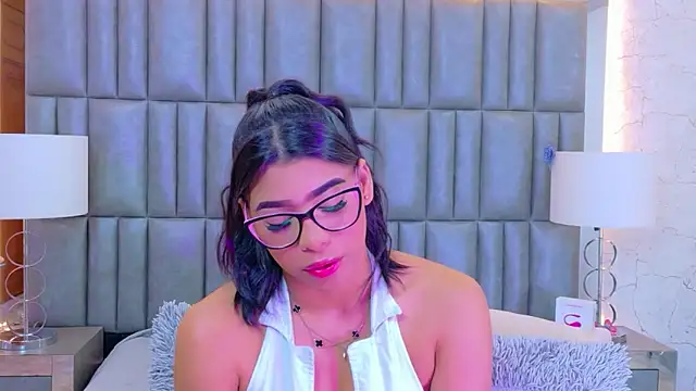 TiaraRosse online show from 18, 4, 2026