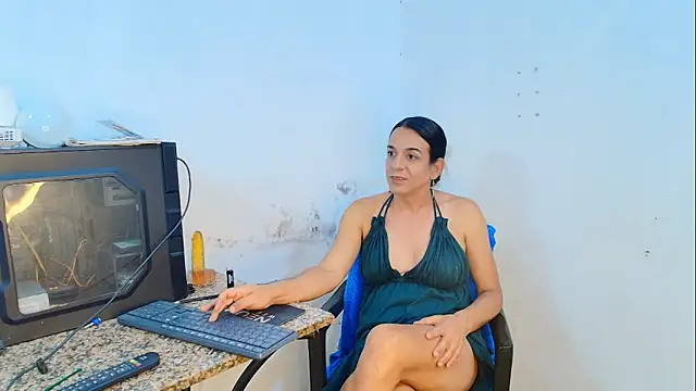 Oh Tique online show from 13, 4, 2026