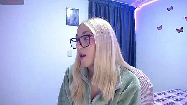 Snapshot of Soffy-brooks chatting on 18, 4, 2026 Soffy-brooks online show from 18, 4, 2026