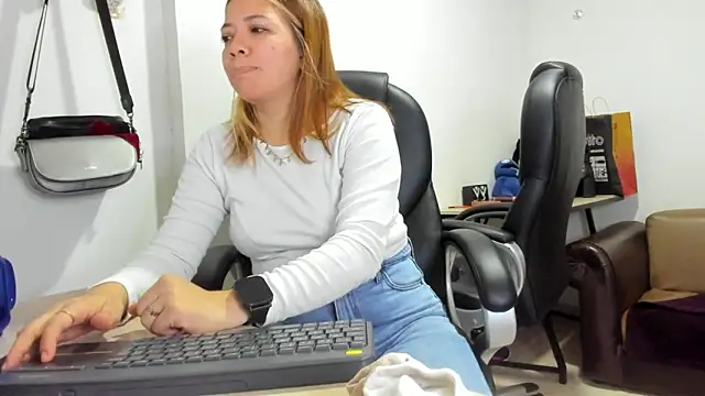 alma fenix online show from 18, 4, 2026