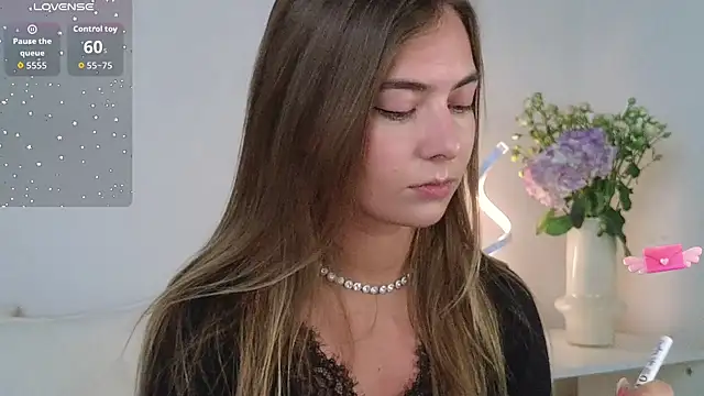 Snapshot of chloi_hes chatting on 11, 10, 2025 chloi hes online show from 11, 10, 2025