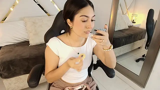 Snapshot of Emelie_Ch1 chatting on 5, 11, 2025 Emelie Ch1 online show from 5, 11, 2025