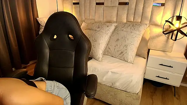 Snapshot of Emelie_Ch1 chatting on 28, 10, 2025 Emelie Ch1 online show from 28, 10, 2025