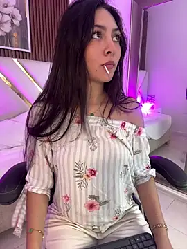 Snapshot of Emelie_Ch1 chatting on 27, 5, 2026 Emelie Ch1 online show from 27, 5, 2026