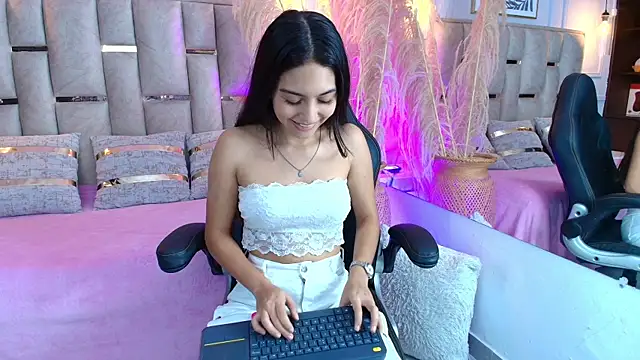 Snapshot of Emelie_Ch1 chatting on 22, 2, 2025 Emelie Ch1 online show from 22, 2, 2025