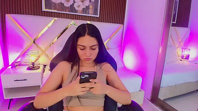 Snapshot of Emelie_Ch1 chatting on 4, 6, 2026 Emelie Ch1 online show from 4, 6, 2026