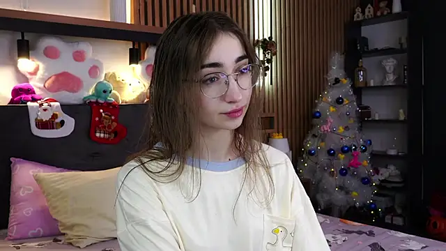 PollyBeev online show from 4, 12, 2025