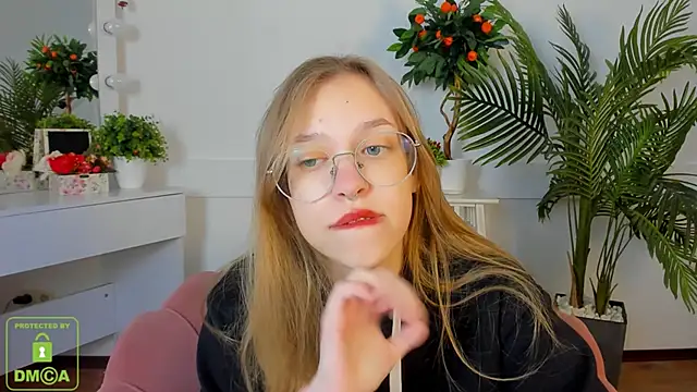 Snapshot of LayriantaVee chatting on 12, 10, 2025 LayriantaVee online show from 12, 10, 2025