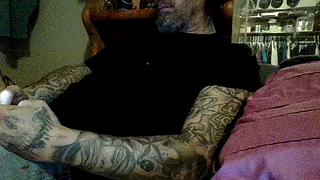 Snapshot of clitstitsandbongrips chatting on 4, 12, 2024 clitstitsandbongrips online show from 4, 12, 2024