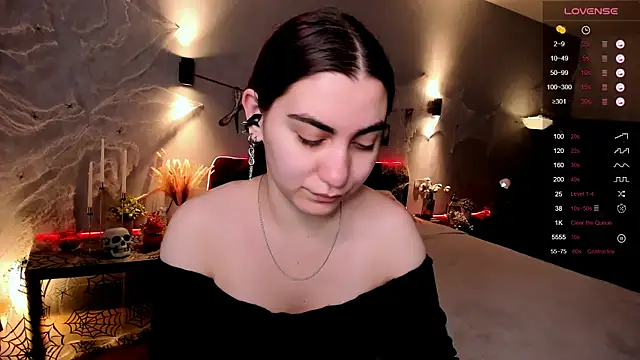 Snapshot of hannacheekss_ chatting on 21, 10, 2025 hannacheekss online show from 21, 10, 2025