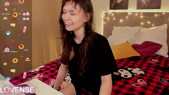 Emily Strikeee online show from 6, 3, 2026