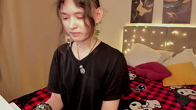 Snapshot of Emily_Strikeee chatting on 6, 5, 2026 Emily Strikeee online show from 6, 5, 2026