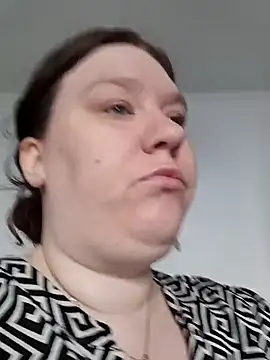 Snapshot of CurvyMilf1992 chatting on 15, 10, 2025 CurvyMilf1992 online show from 15, 10, 2025