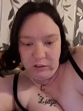 Snapshot of CurvyMilf1992 chatting on 20, 10, 2025 CurvyMilf1992 online show from 20, 10, 2025