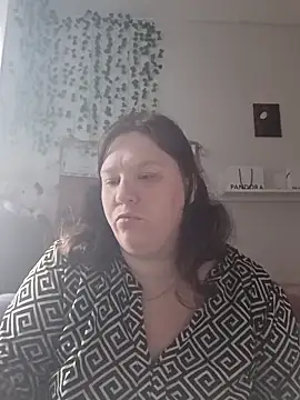 Snapshot of CurvyMilf1992 chatting on 17, 10, 2025 CurvyMilf1992 online show from 17, 10, 2025