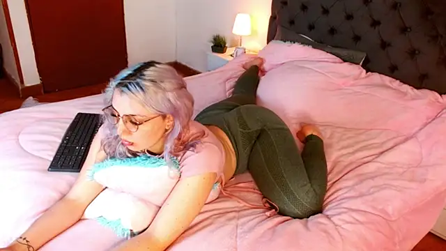 Snapshot of Thea_Aphros_ chatting on 25, 11, 2025 Thea Aphros online show from 25, 11, 2025