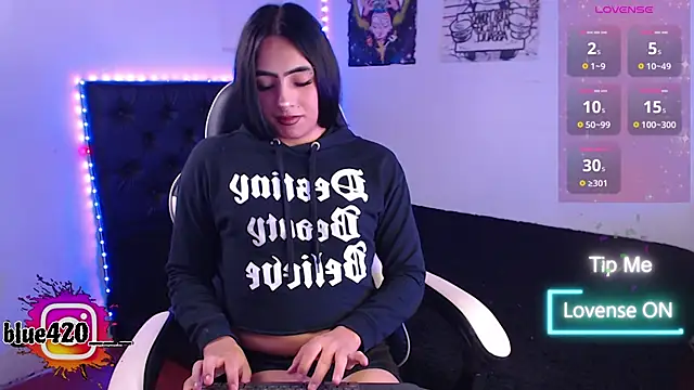 Skyler  blue4 online show from 13, 11, 2025