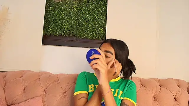 Snapshot of julieta_aguilar1 chatting on 29, 10, 2025 julieta aguilar1 online show from 29, 10, 2025