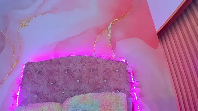 Snapshot of Bella__sweet chatting on 1, 3, 2025 Bella sweet online show from 1, 3, 2025