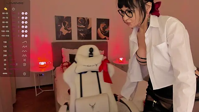 Snapshot of LikaKlint chatting on 6, 11, 2025 LikaKlint online show from 6, 11, 2025