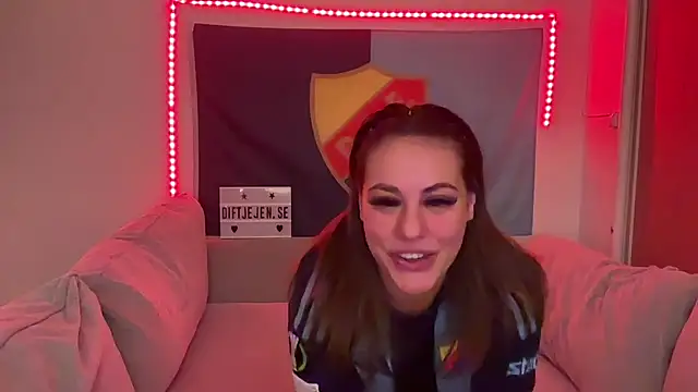 Snapshot of Dif-tjejen chatting on 15, 11, 2025 Dif-tjejen online show from 15, 11, 2025