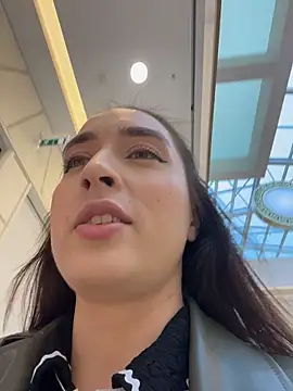 Holly Play online show from 28, 10, 2025