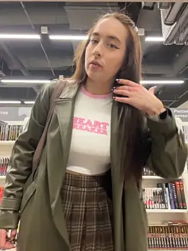 Holly Play online show from 4, 11, 2025