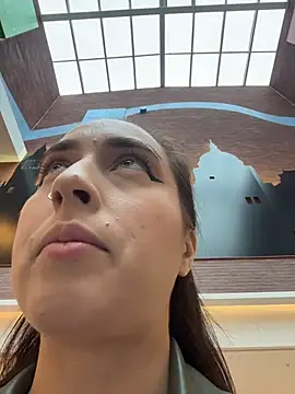 Holly Play online show from 16, 10, 2025