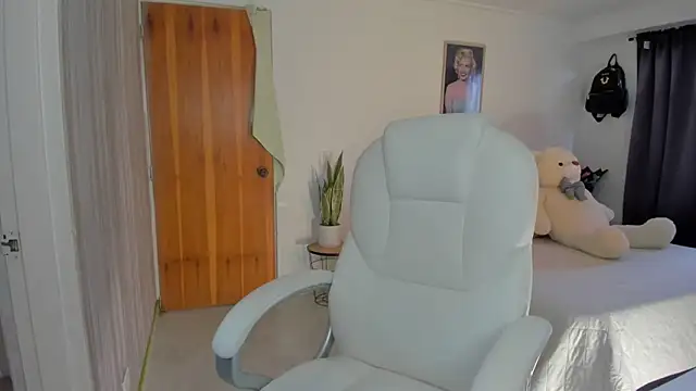 lucy diiaz online show from 24, 9, 2025