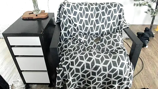 MendiPetite online show from 12, 4, 2026