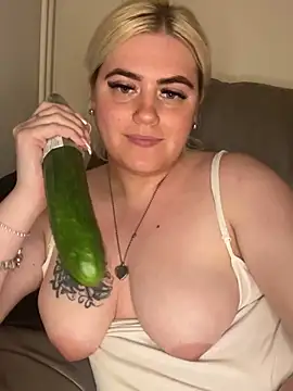 Snapshot of Blondiee3088 chatting on 12, 12, 2024 Blondiee3088 online show from 12, 12, 2024