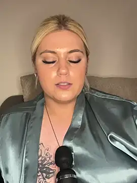 Snapshot of Blondiee3088 chatting on 3, 3, 2025 Blondiee3088 online show from 3, 3, 2025