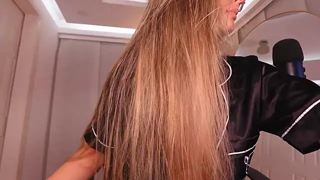 nicollefiorett online show from 22, 11, 2025