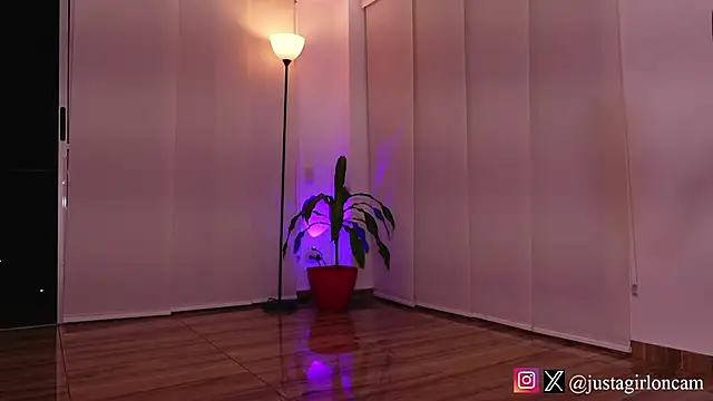 nicollefiorett online show from 4, 2, 2025