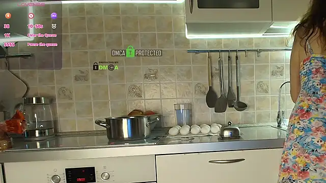 Snapshot of MilfeaN chatting on 6, 11, 2025 MilfeaN online show from 6, 11, 2025