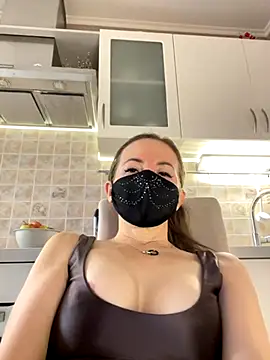 Snapshot of MilfeaN chatting on 5, 11, 2025 MilfeaN online show from 5, 11, 2025