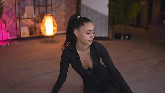 Snapshot of CherrySelena chatting on 5, 3, 2025 CherrySelena online show from 5, 3, 2025