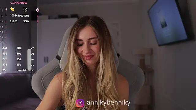 Coconutkittyy online show from 18, 2, 2025