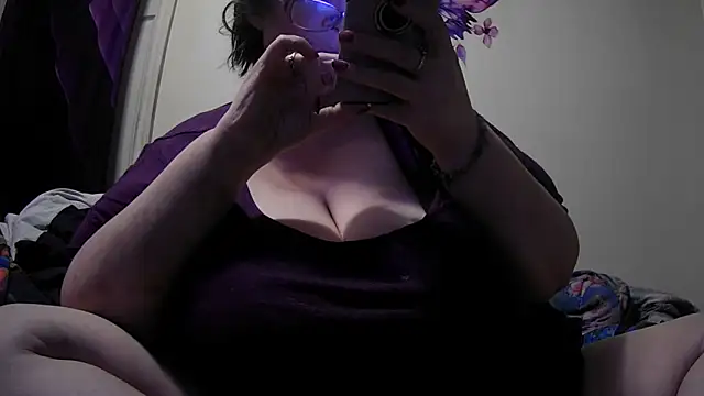 Snapshot of Alli_Kat chatting on 8, 11, 2025 Alli Kat online show from 8, 11, 2025