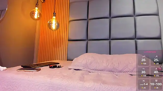 HOTTY RED  online show from 17, 10, 2025