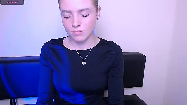 MissOliviaa  online show from 28, 10, 2025