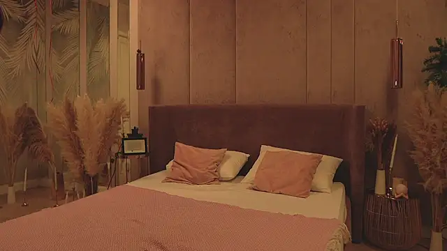 Smiley Mia online show from 4, 3, 2026