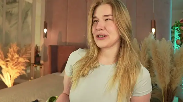 Smiley Mia online show from 12, 4, 2026