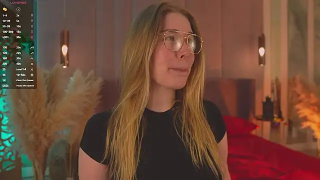 Smiley Mia online show from 8, 4, 2026